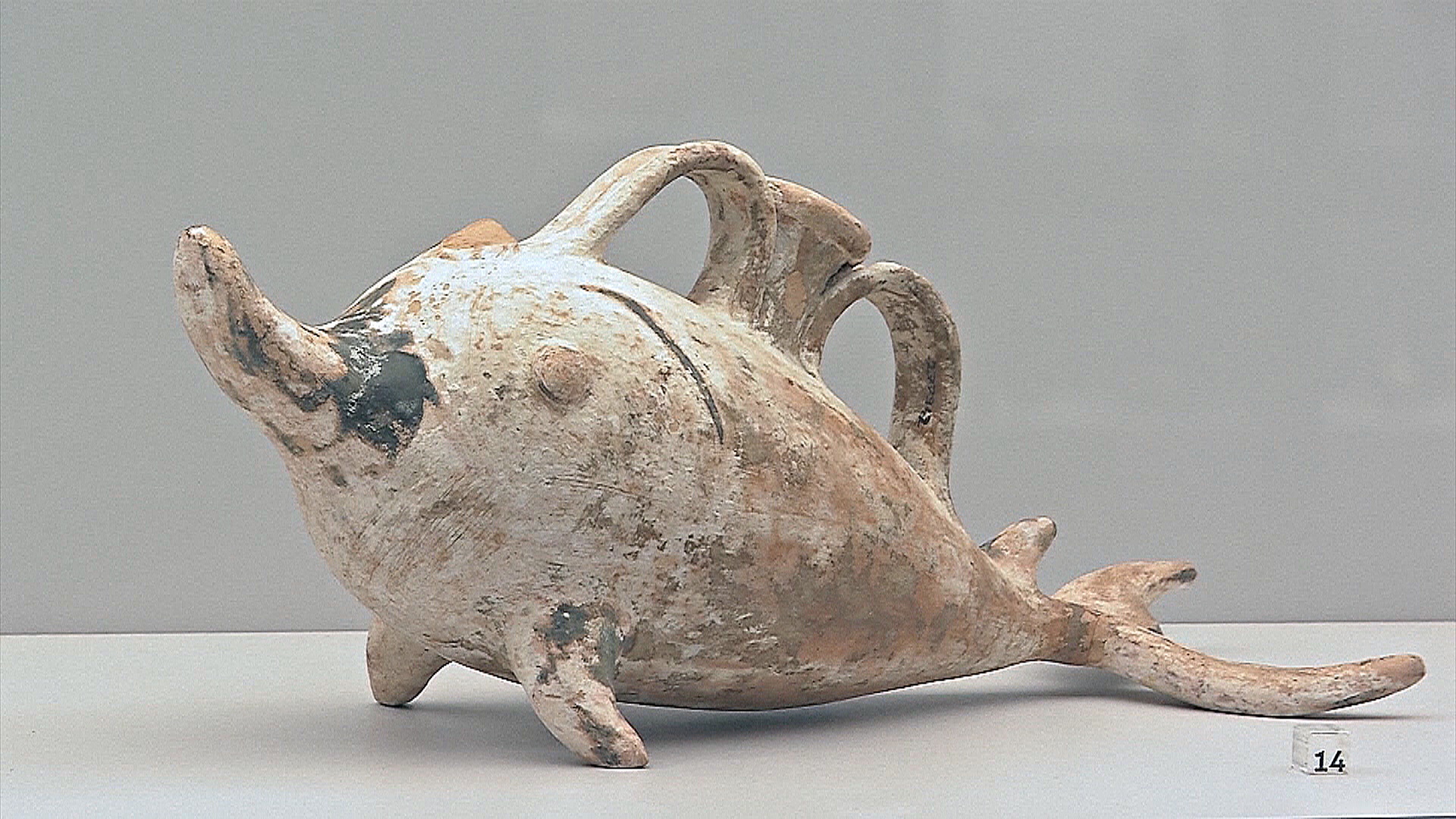 Некогда украденные итальянские артефакты представили на выставке в Неаполе Некогда украденные итальянские артефакты представили на выставке в Неаполе