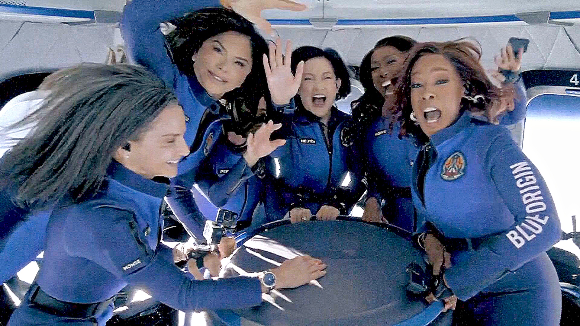 Джефф Безос отправил в космос свою невесту и ещё пять женщин, включая Кэти Перри Джефф Безос отправил в космос свою невесту и ещё пять женщин, включая Кэти Перри