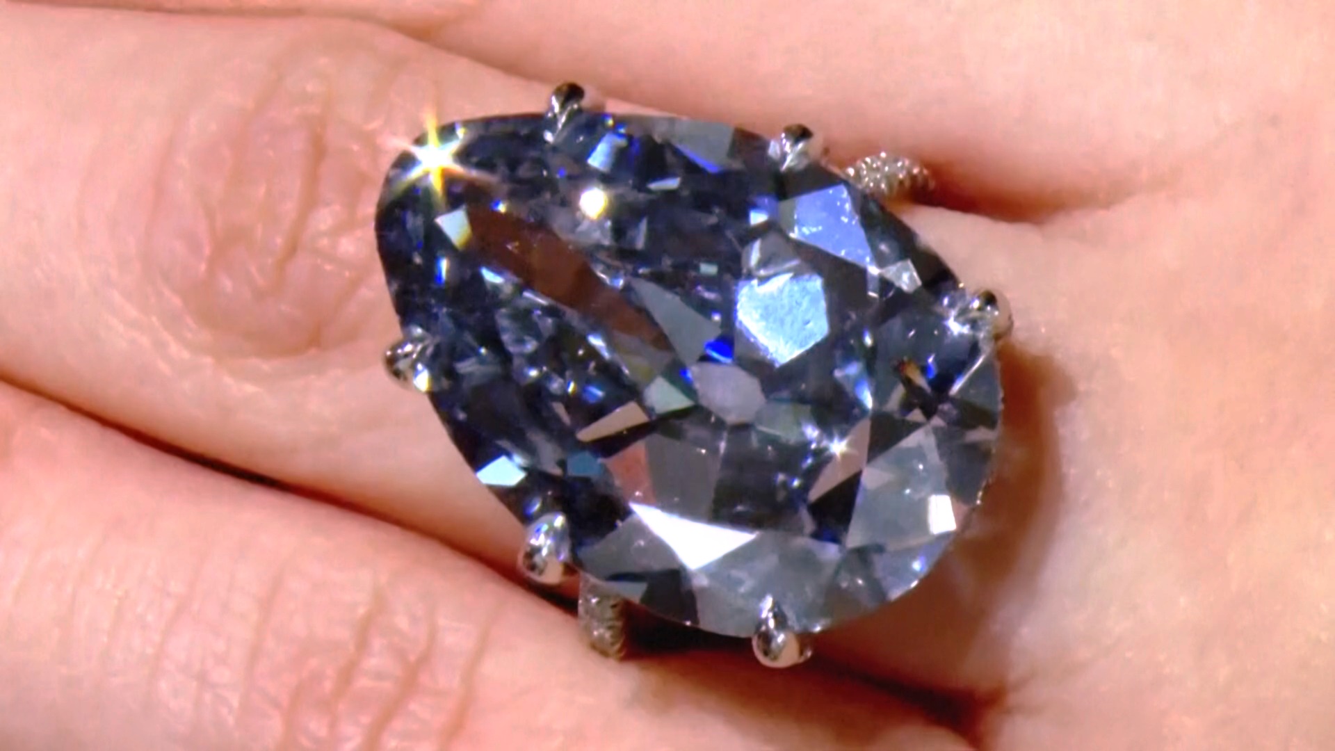 Уникальный ярко-голубой бриллиант станет главным лотом на аукционе «Великолепные драгоценности» Уникальный ярко-голубой бриллиант станет главным лотом на аукционе «Великолепные драгоценности»