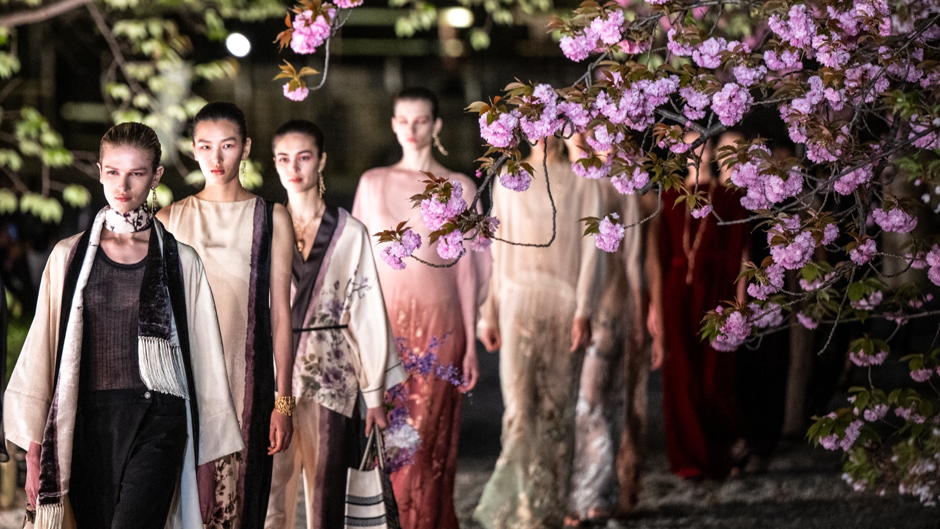 Dior показал осеннюю коллекцию в старинных храмовых садах Киото Dior показал осеннюю коллекцию в старинных храмовых садах Киото