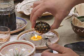 Как в Лондоне пасхальные яйца украшают воском и колготками