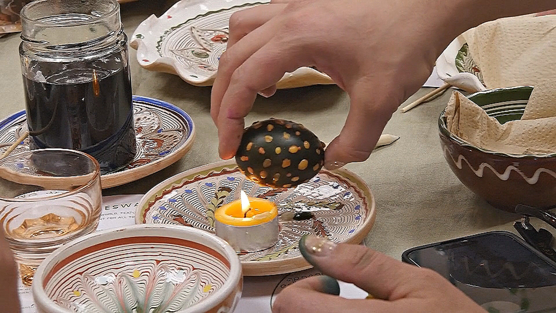 Как в Лондоне пасхальные яйца украшают воском и колготками Как в Лондоне пасхальные яйца украшают воском и колготками