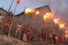 В Кашмире празднуют начало посевного сезона, зажигая факелы