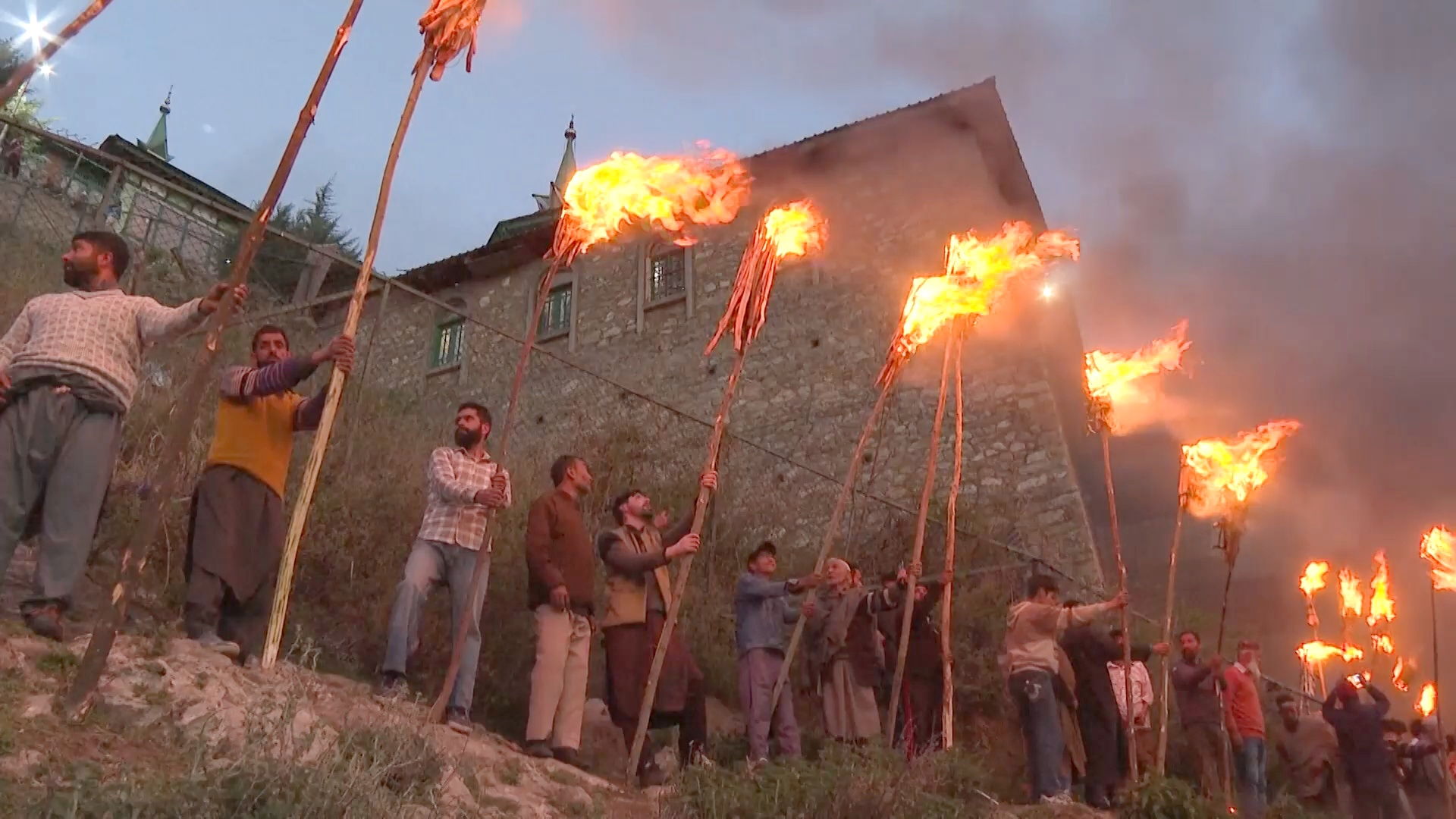 В Кашмире празднуют начало посевного сезона, зажигая факелы В Кашмире празднуют начало посевного сезона, зажигая факелы