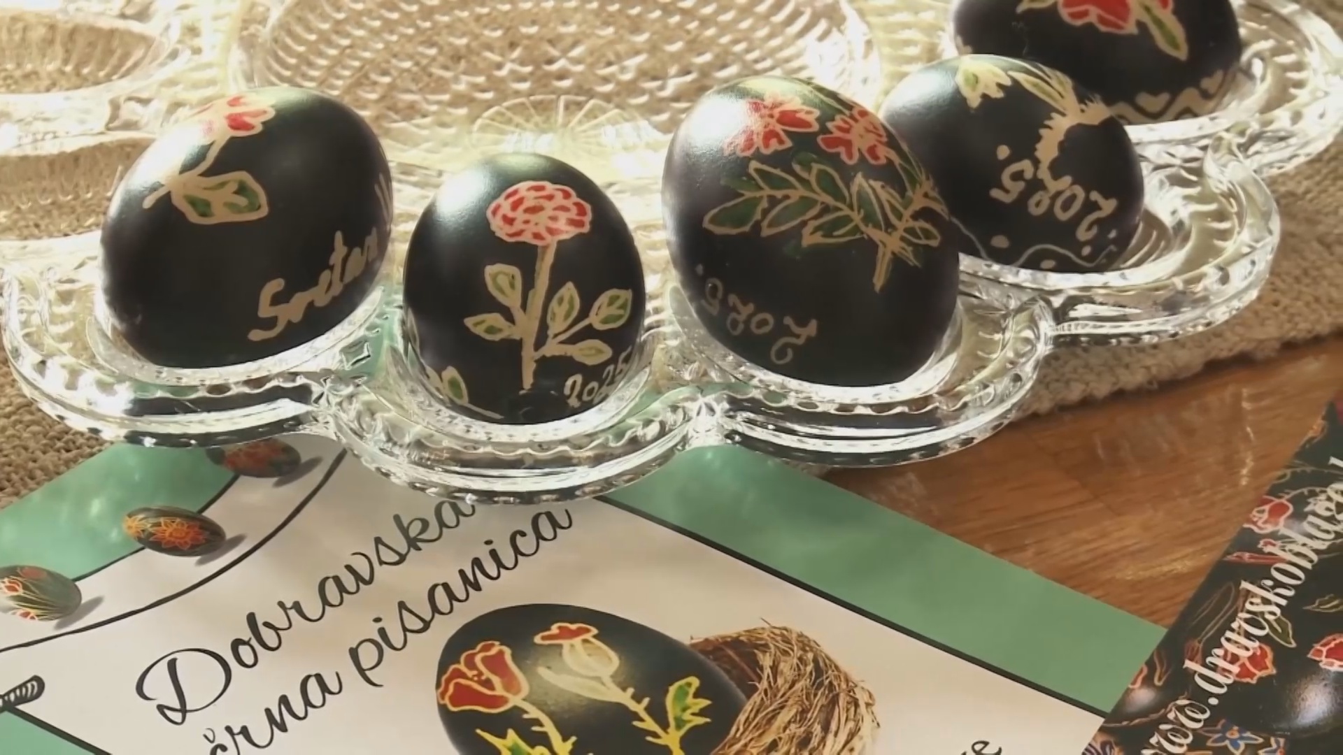 Хорватская семья сохраняет редкую традицию росписи пасхальных яиц