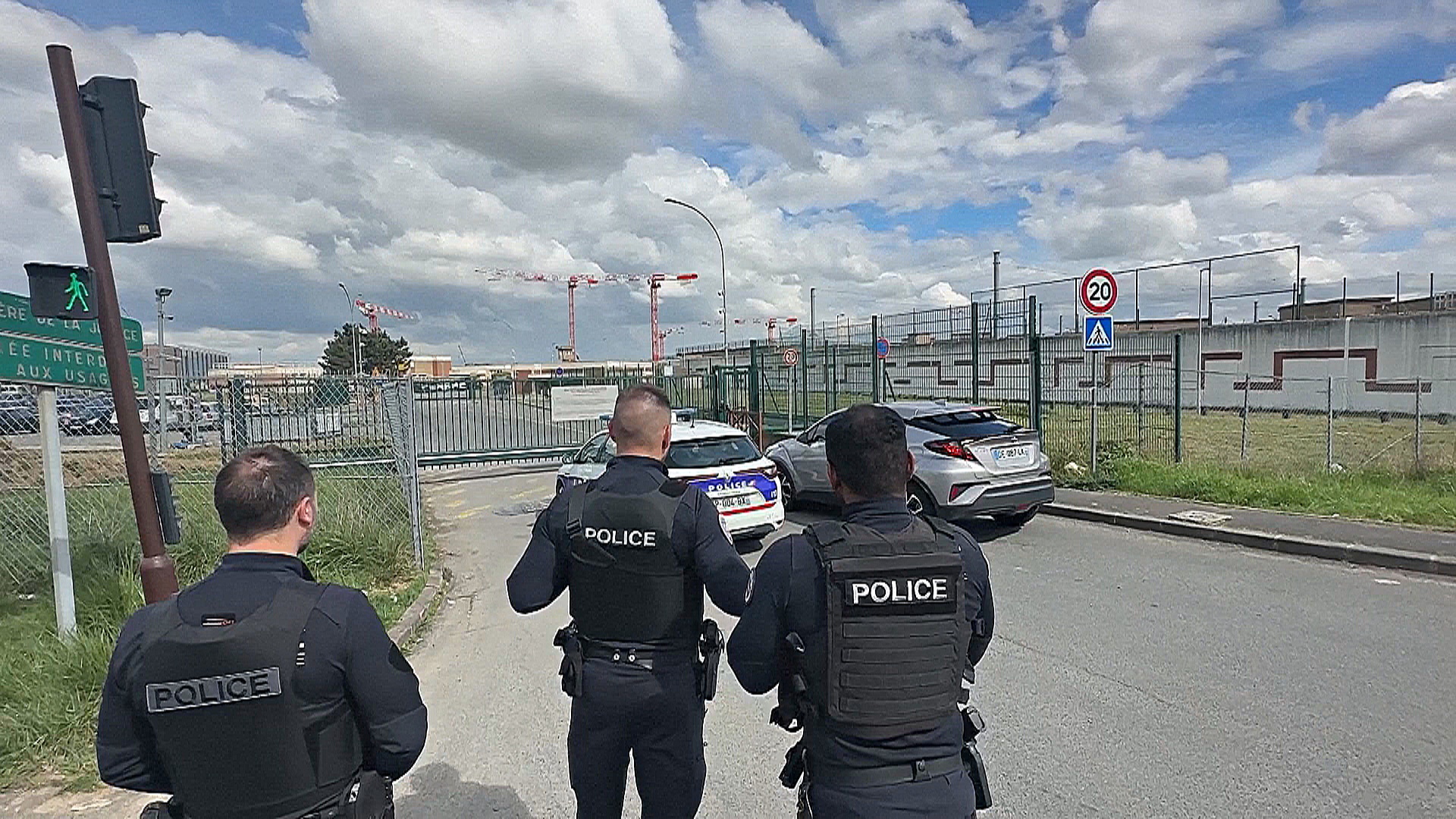 Волна нападений на тюрьмы Франции: Макрон обещает наказать виновных