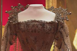 Наряды, украшения и посуда: королевская выставка начала работу в Букингемском дворце