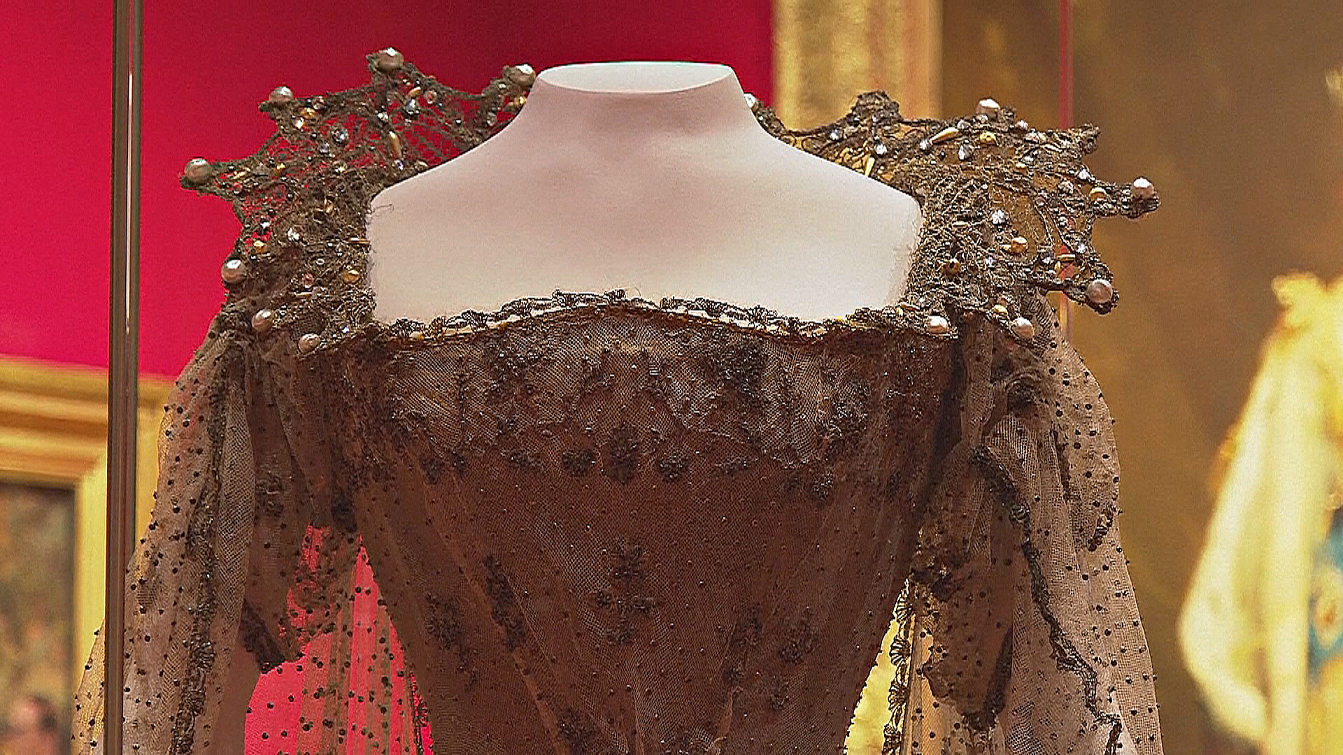 Наряды, украшения и посуда: королевская выставка начала работу в Букингемском дворце Наряды, украшения и посуда: королевская выставка начала работу в Букингемском дворце