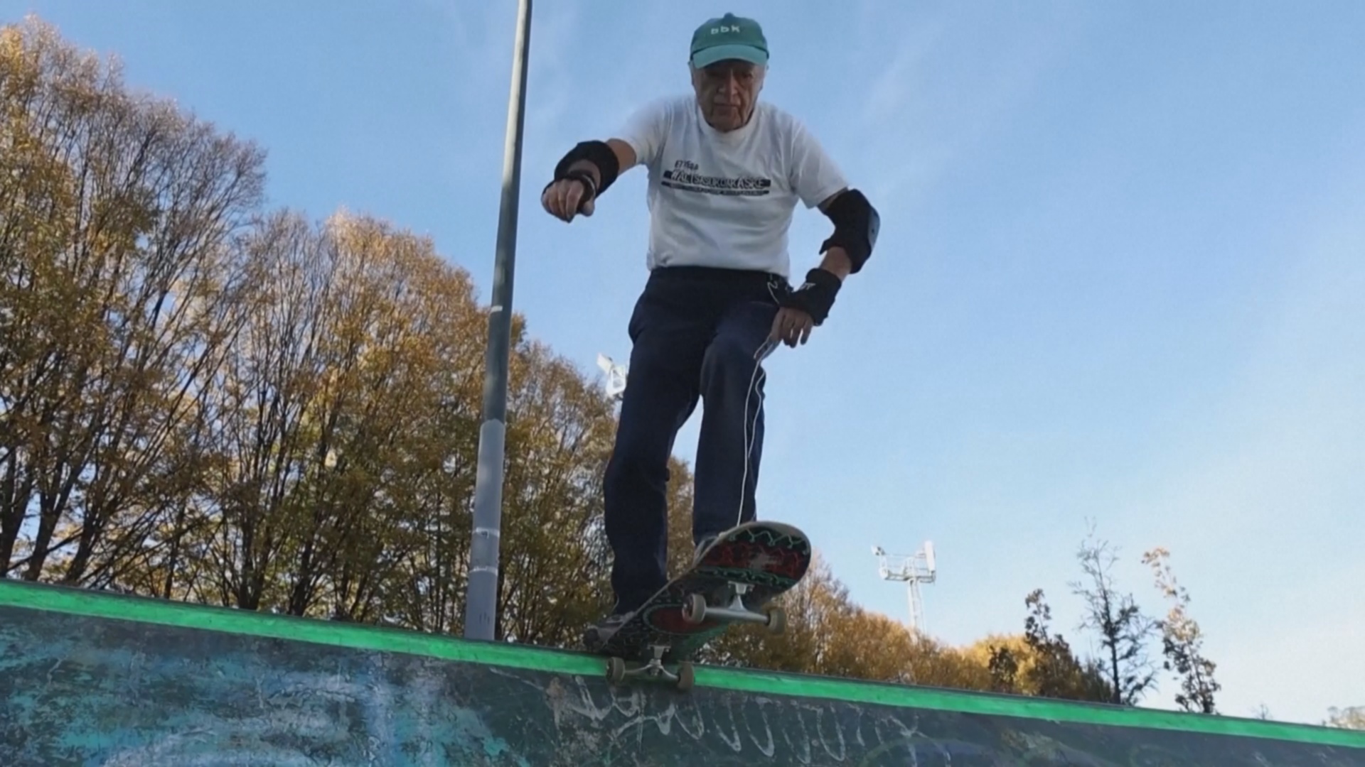 88-летний испанец лихо катается на скейте, игнорируя возраст 88-летний испанец лихо катается на скейте, игнорируя возраст