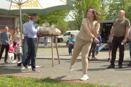 Метанием крашеных яиц отметили Пасху в немецком городке Хорхаузен