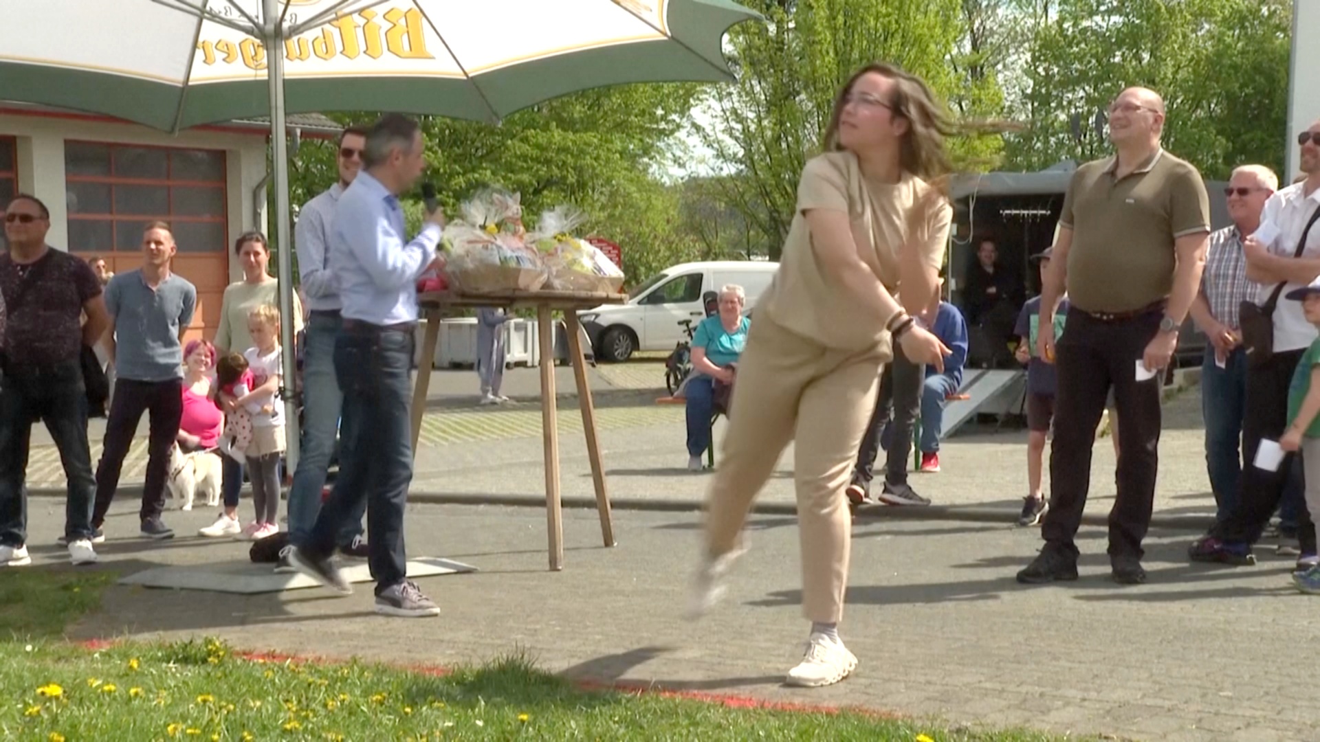 Метанием крашеных яиц отметили Пасху в немецком городке Хорхаузен