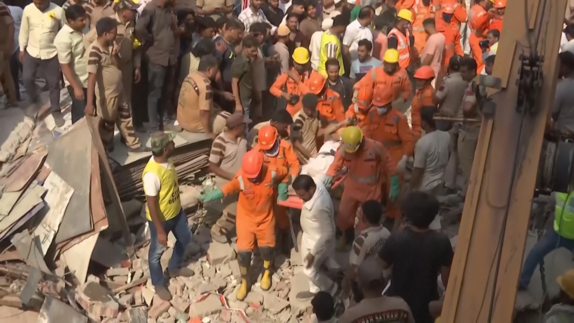 В Нью-Дели рухнуло здание: 11 погибших