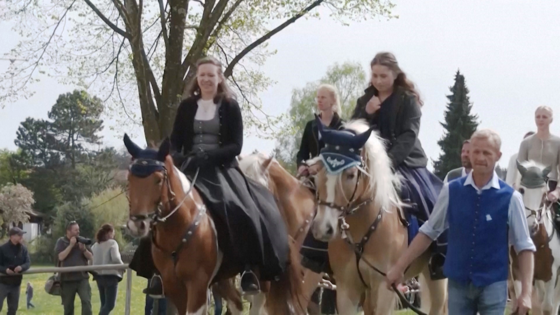 Конное шествие в честь святого Георгия провели в баварском городке Траунштайн Конное шествие в честь святого Георгия провели в баварском городке Траунштайн