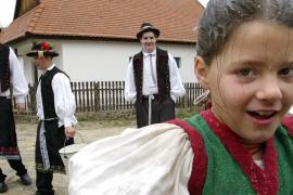 Как венгерских девушек облили ледяной водой после Пасхи