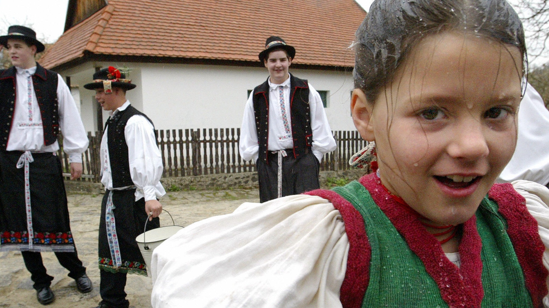 Как венгерских девушек облили ледяной водой после Пасхи Как венгерских девушек облили ледяной водой после Пасхи