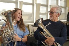 В Австралии пожилые музыканты обучают школьников, чтобы сохранить 146-летний оркестр