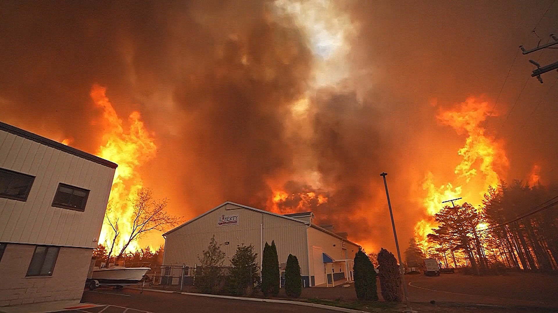 Лесной пожар в Нью-Джерси может стать сильнейшим для штата за 20 лет Лесной пожар в Нью-Джерси может стать сильнейшим для штата за 20 лет