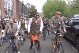 Сотни британцев в твидовых костюмах проехали на велосипедах по Лондону