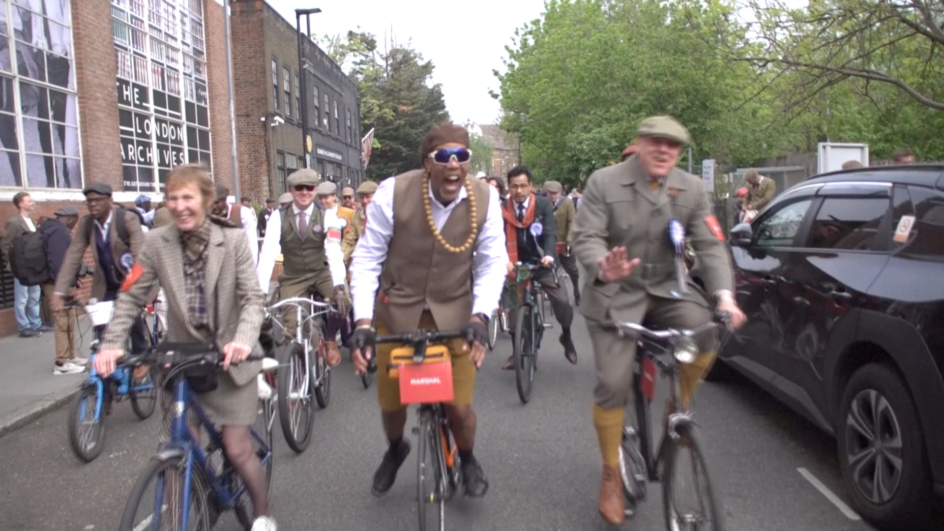 Сотни британцев в твидовых костюмах проехали на велосипедах по Лондону