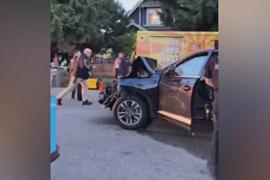 В Ванкувере несут цветы и свечи к месту наезда внедорожника на толпу прохожих