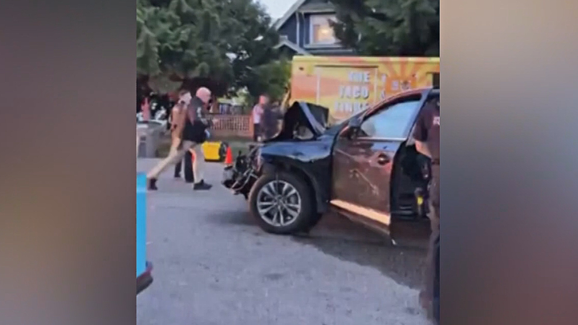 В Ванкувере несут цветы и свечи к месту наезда внедорожника на толпу прохожих В Ванкувере несут цветы и свечи к месту наезда внедорожника на толпу прохожих