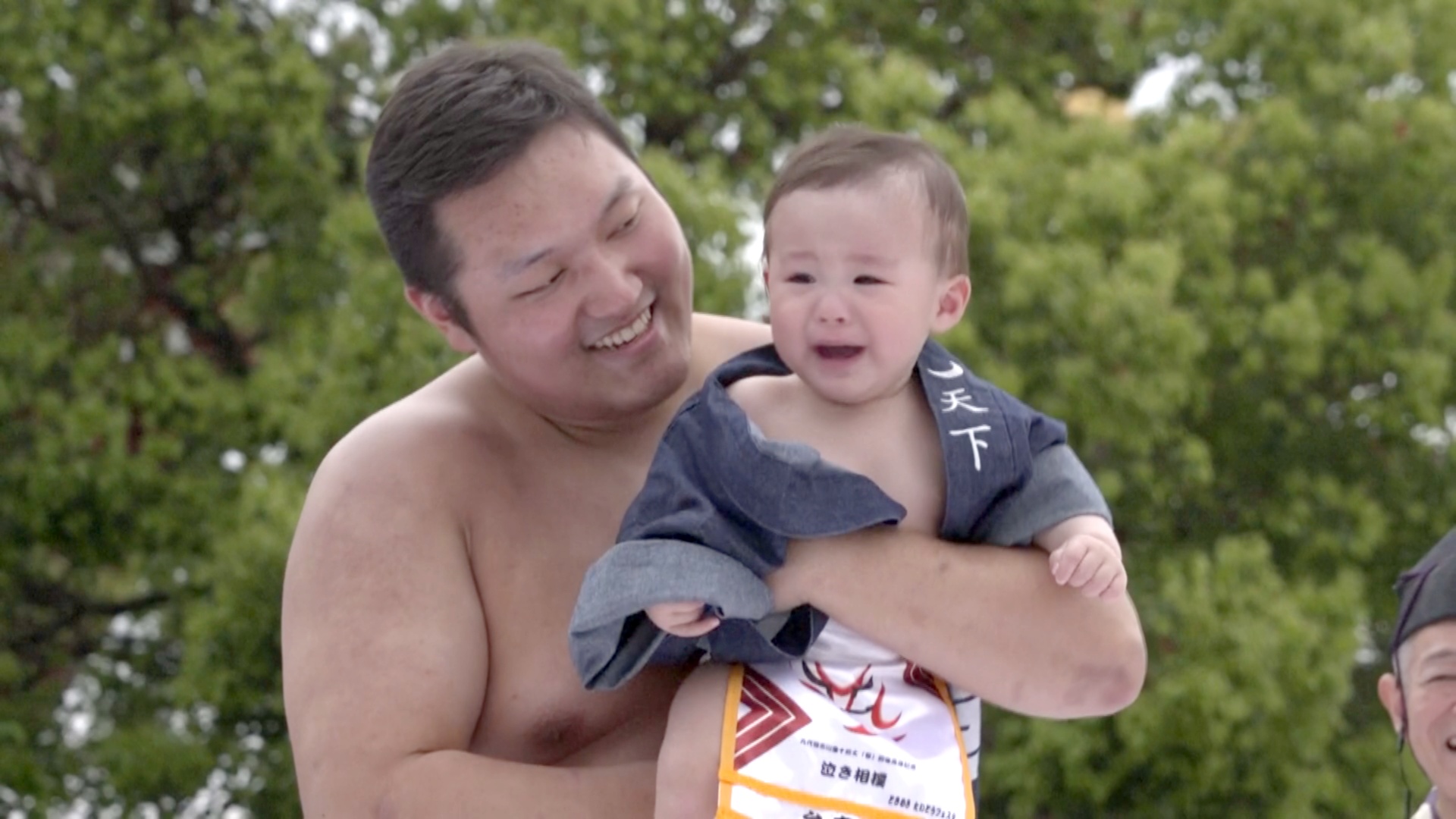 Праздник «Наки сумо»: борьбу плачущих младенцев устроили в Токио