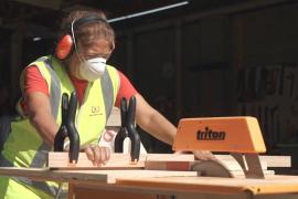 «Женский сарай»: в Канберре женщин учат пользоваться электроинструментами