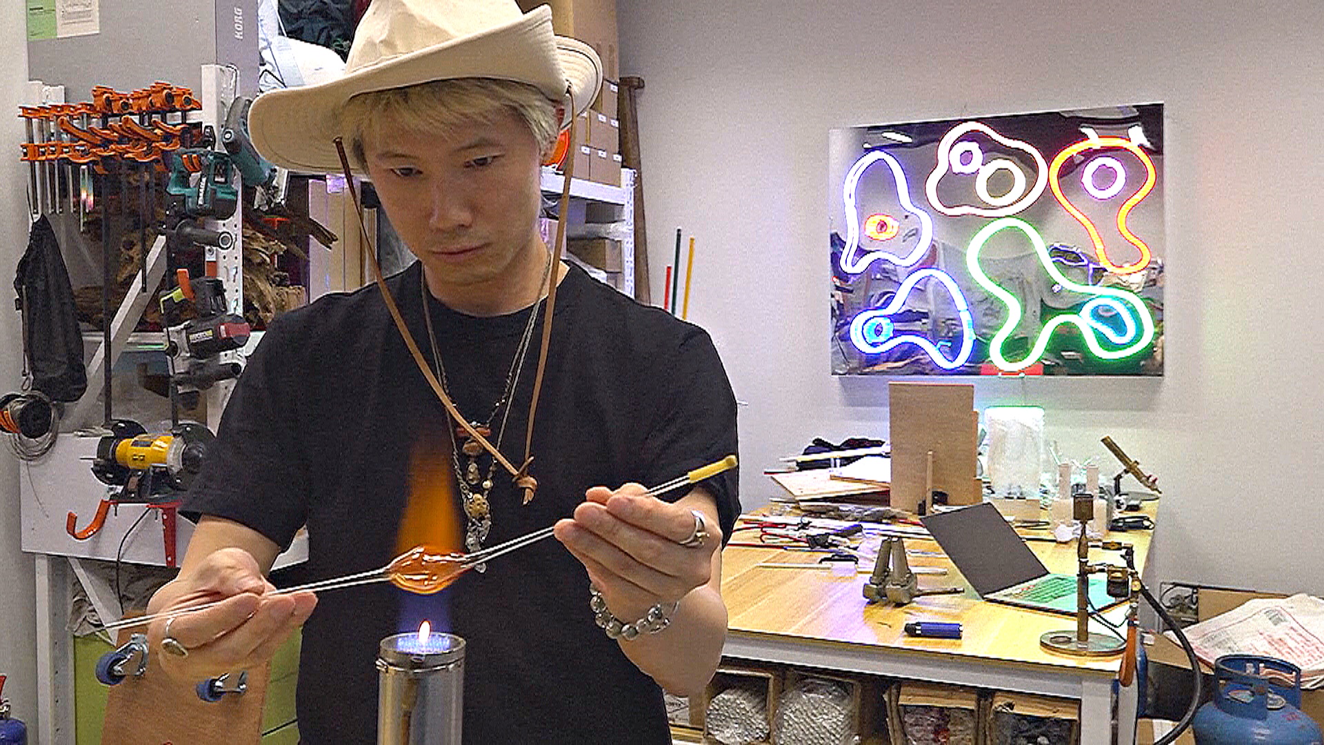 Молодой мастер пытается сохранить культуру неоновых вывесок Гонконга