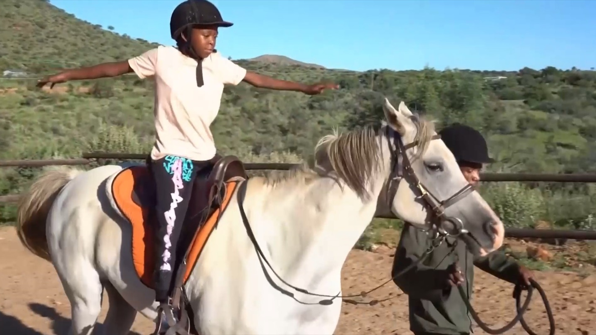 В Намибии верховая езда дарит детям-инвалидам радость и помогает лучше учиться