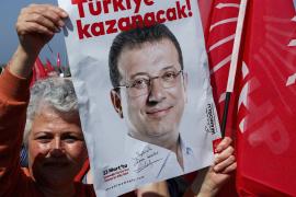 Тысячи людей собрались на митинг в Стамбуле, требуя освободить мэра