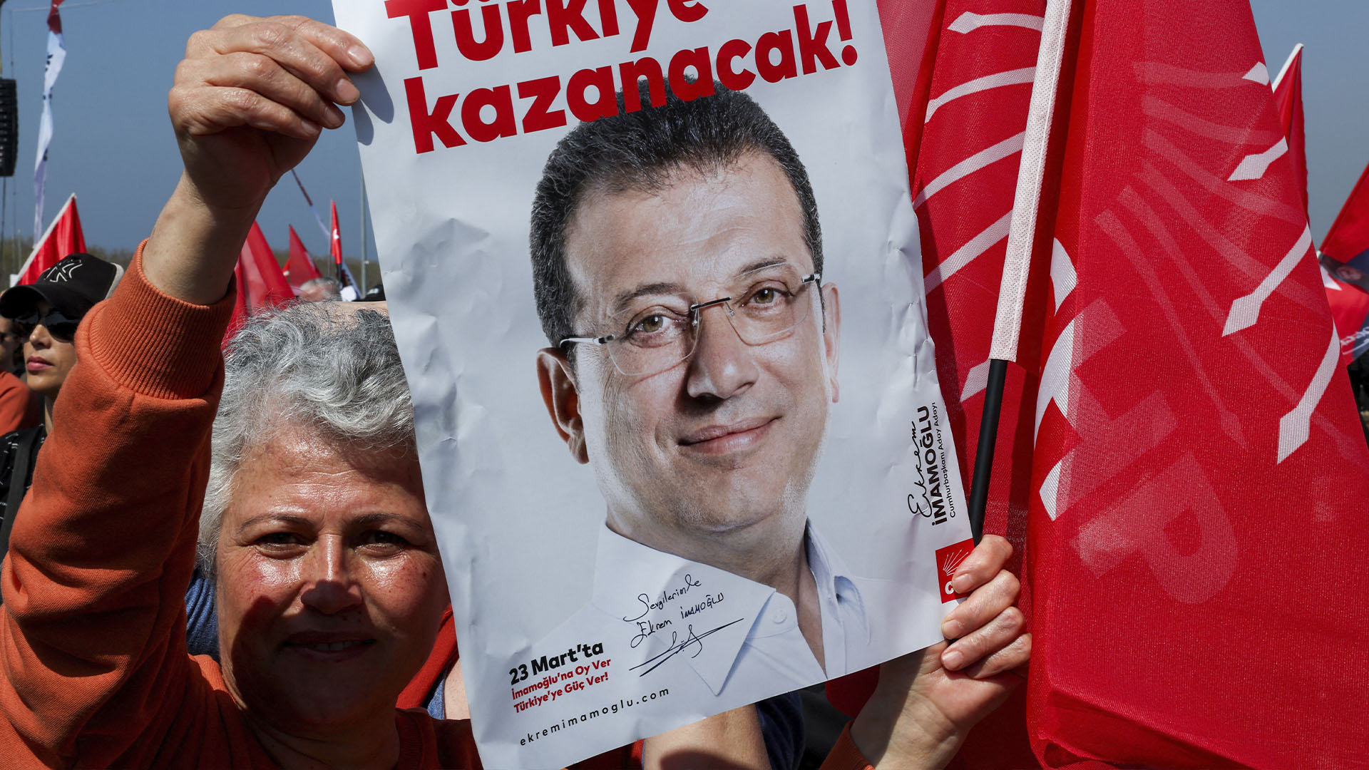 Тысячи людей собрались на митинг в Стамбуле, требуя освободить мэра