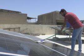 Многие пакистанцы экономят на электричестве, мечтая о солнечных панелях