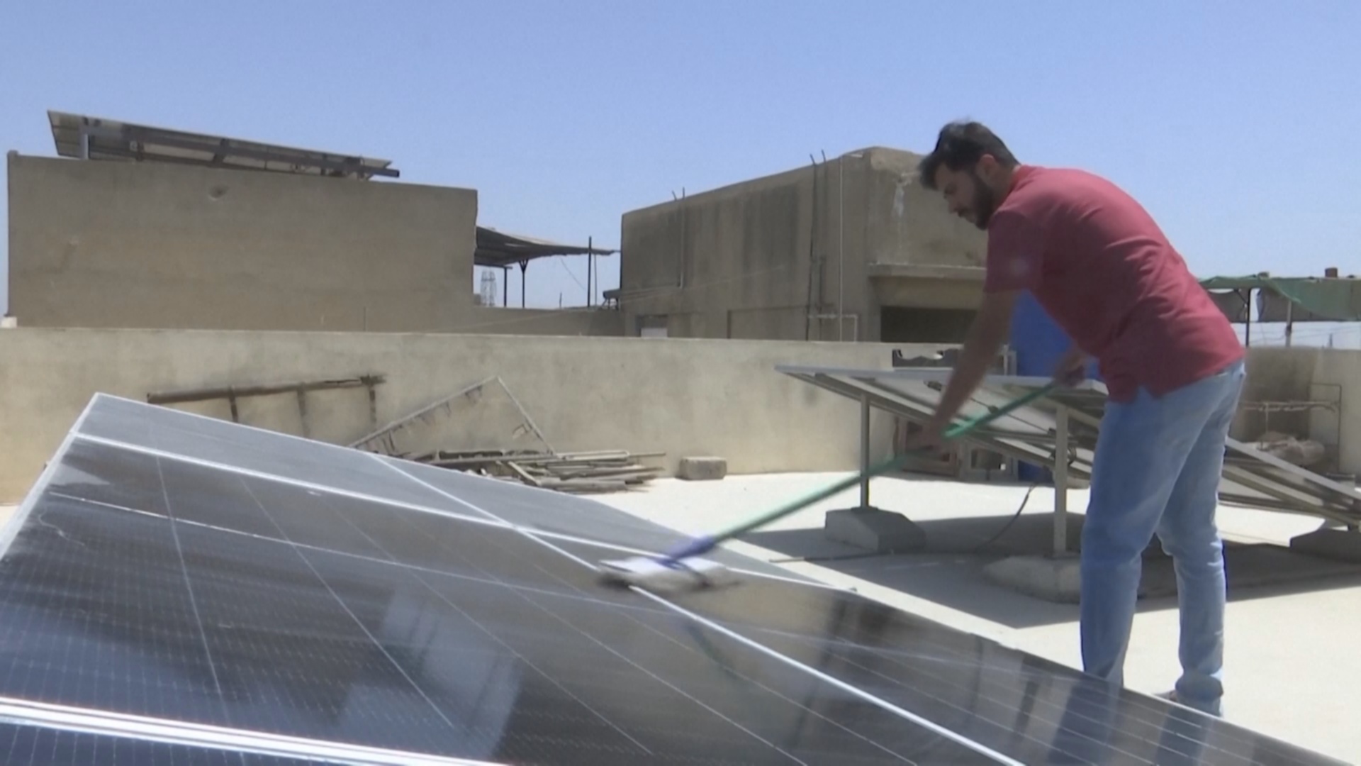 Многие пакистанцы экономят на электричестве, мечтая о солнечных панелях Многие пакистанцы экономят на электричестве, мечтая о солнечных панелях