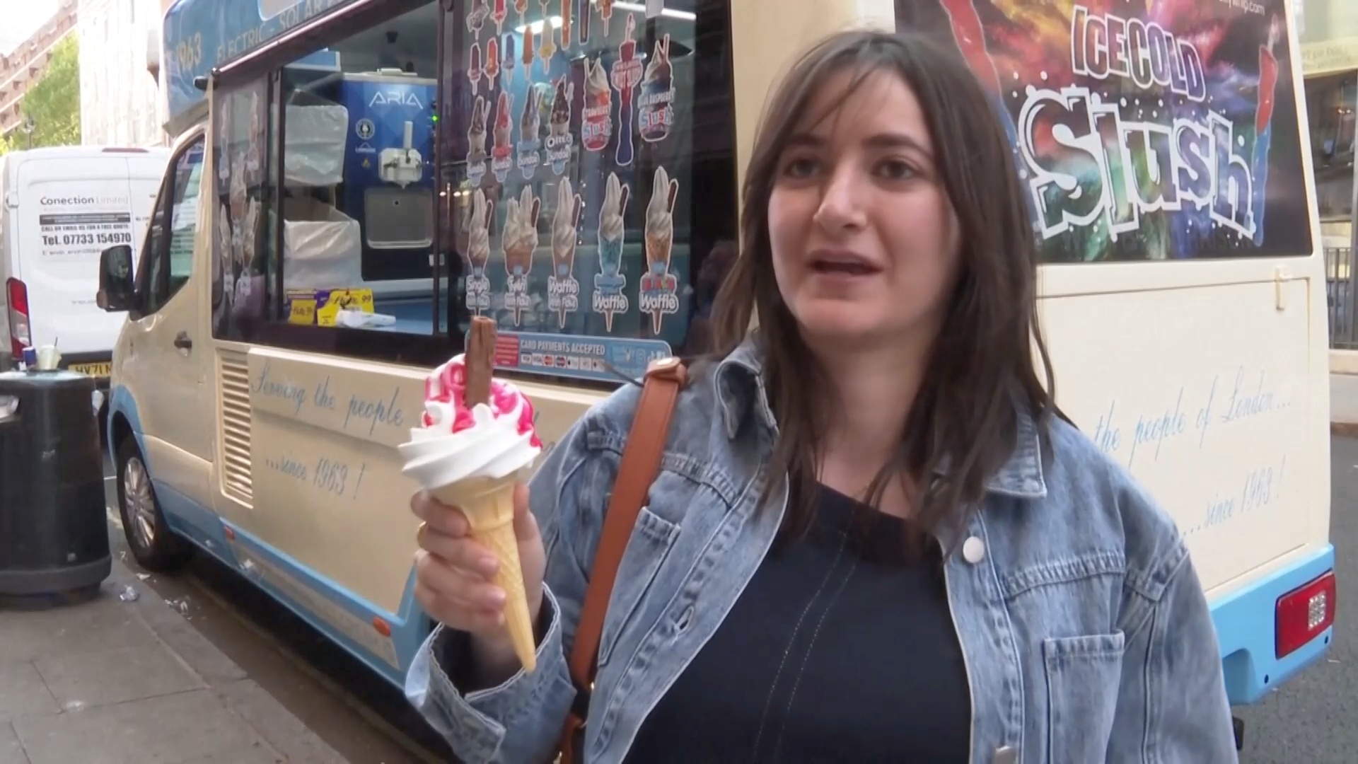 В Лондон пришло лето, и на улицы снова выехали фургончики с мороженым