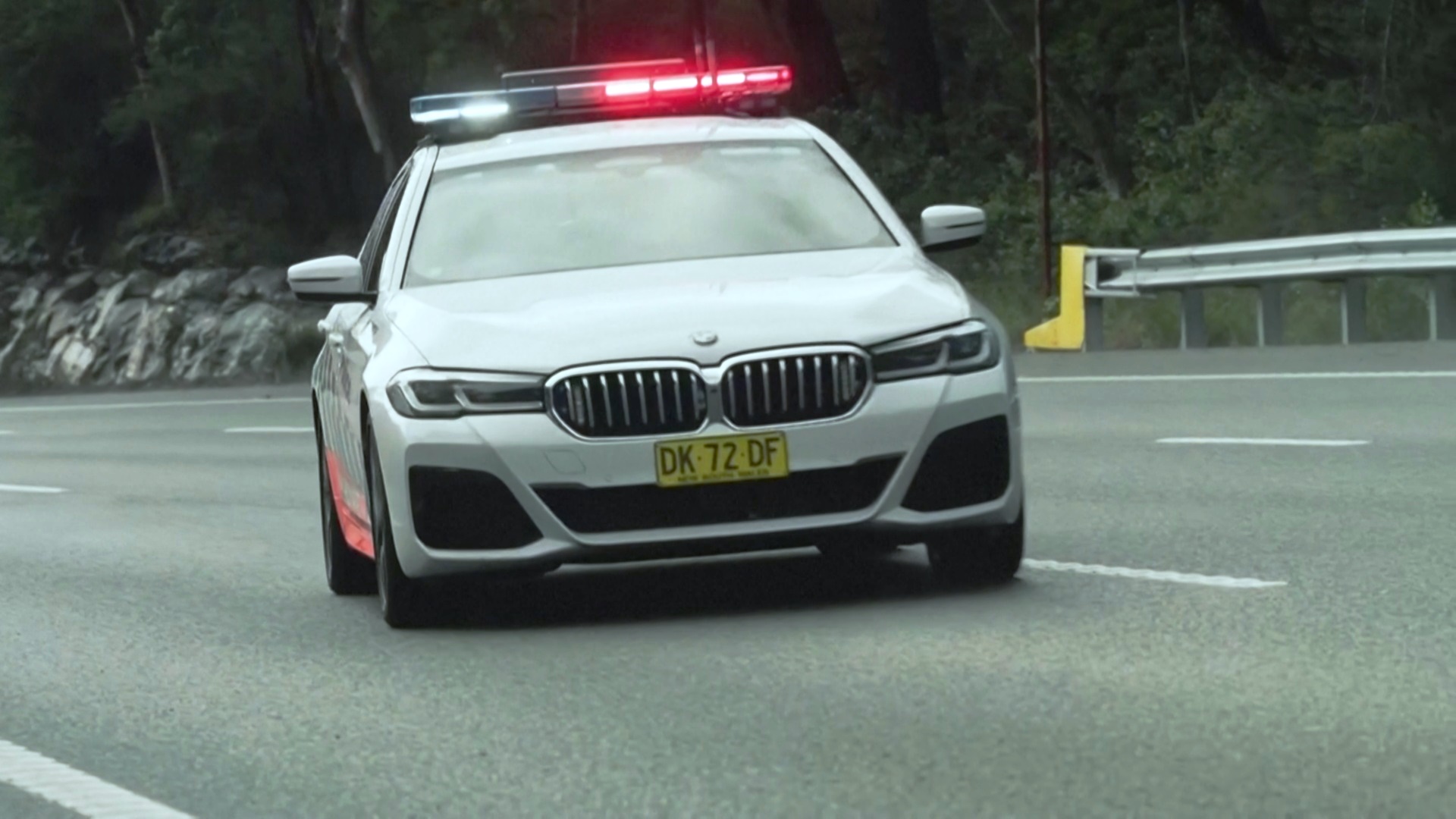 Сотни авто пробили колёса из-за мусора, который высыпался на автотрассу в Австралии Сотни авто пробили колёса из-за мусора, который высыпался на автотрассу в Австралии