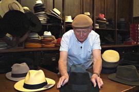 Столетняя шляпная мастерская продолжает процветать в столице Чили