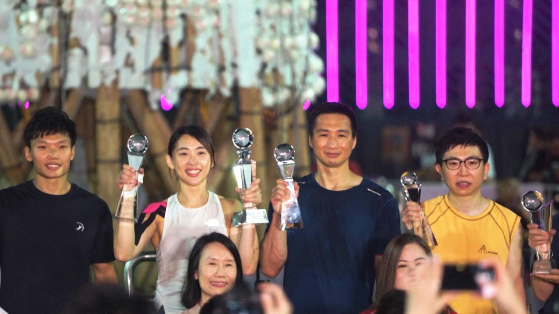 Как в Гонконге добывали булочки с 14-метровой башни Как в Гонконге добывали булочки с 14-метровой башни