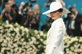 Модный эксперт выделил образы Рианны и Зендеи на красной дорожке Met Gala