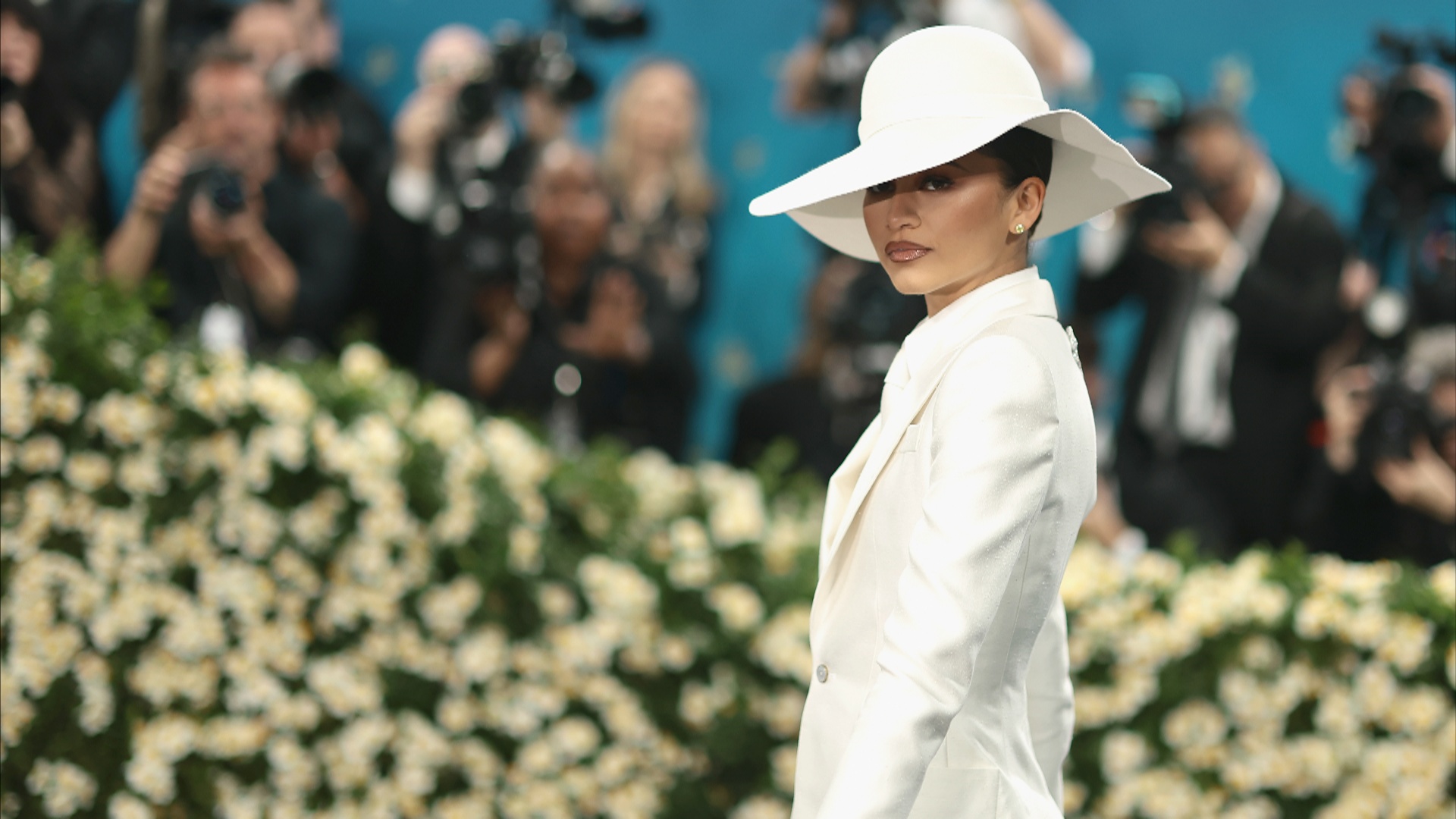 Модный эксперт выделил образы Рианны и Зендеи на красной дорожке Met Gala