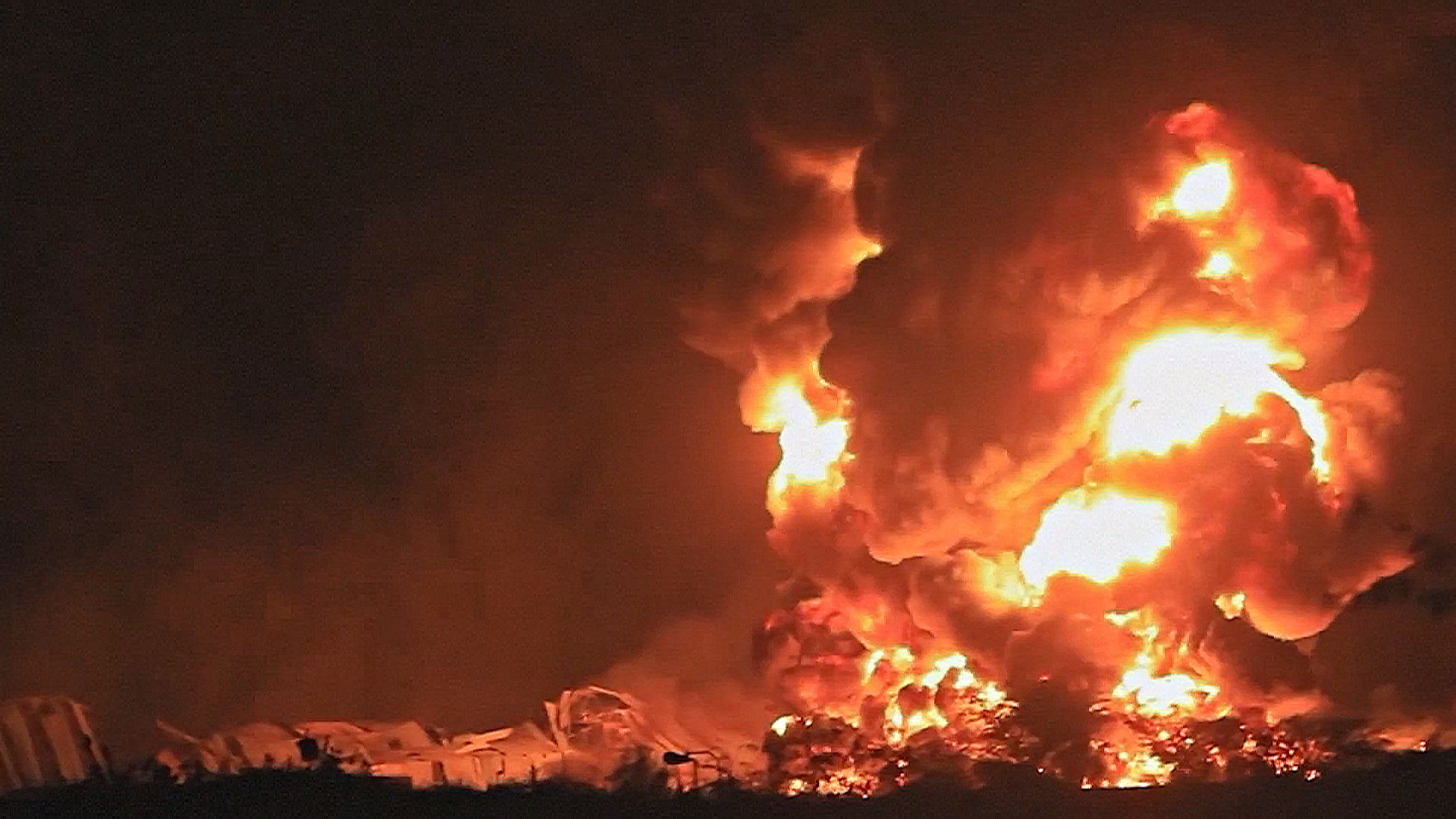 Израиль нанёс ответные удары по объектам хуситов в Йемене Израиль нанёс ответные удары по объектам хуситов в Йемене