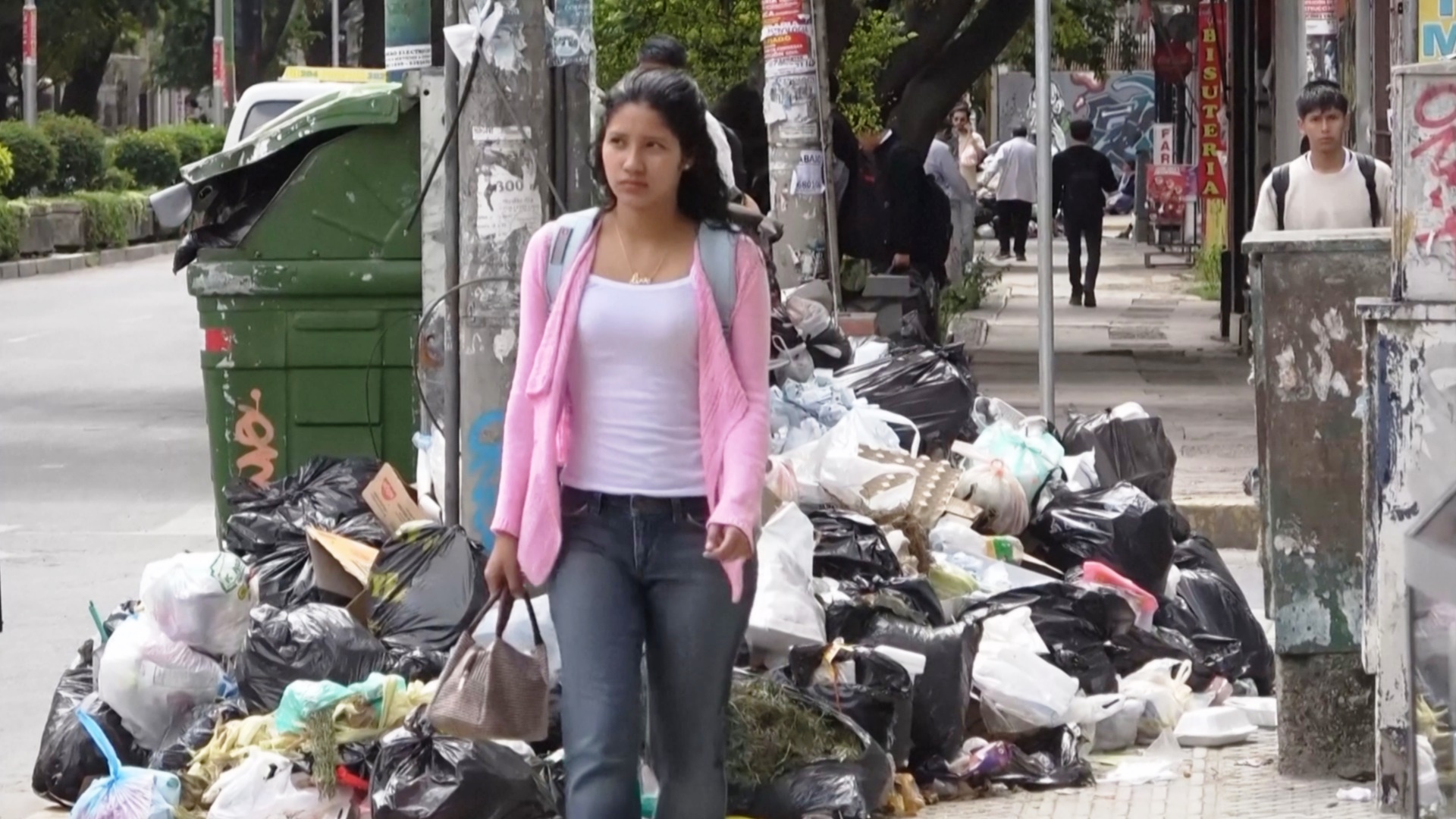 Боливийский город Кочабамба тонет в мусоре из-за закрытия свалки