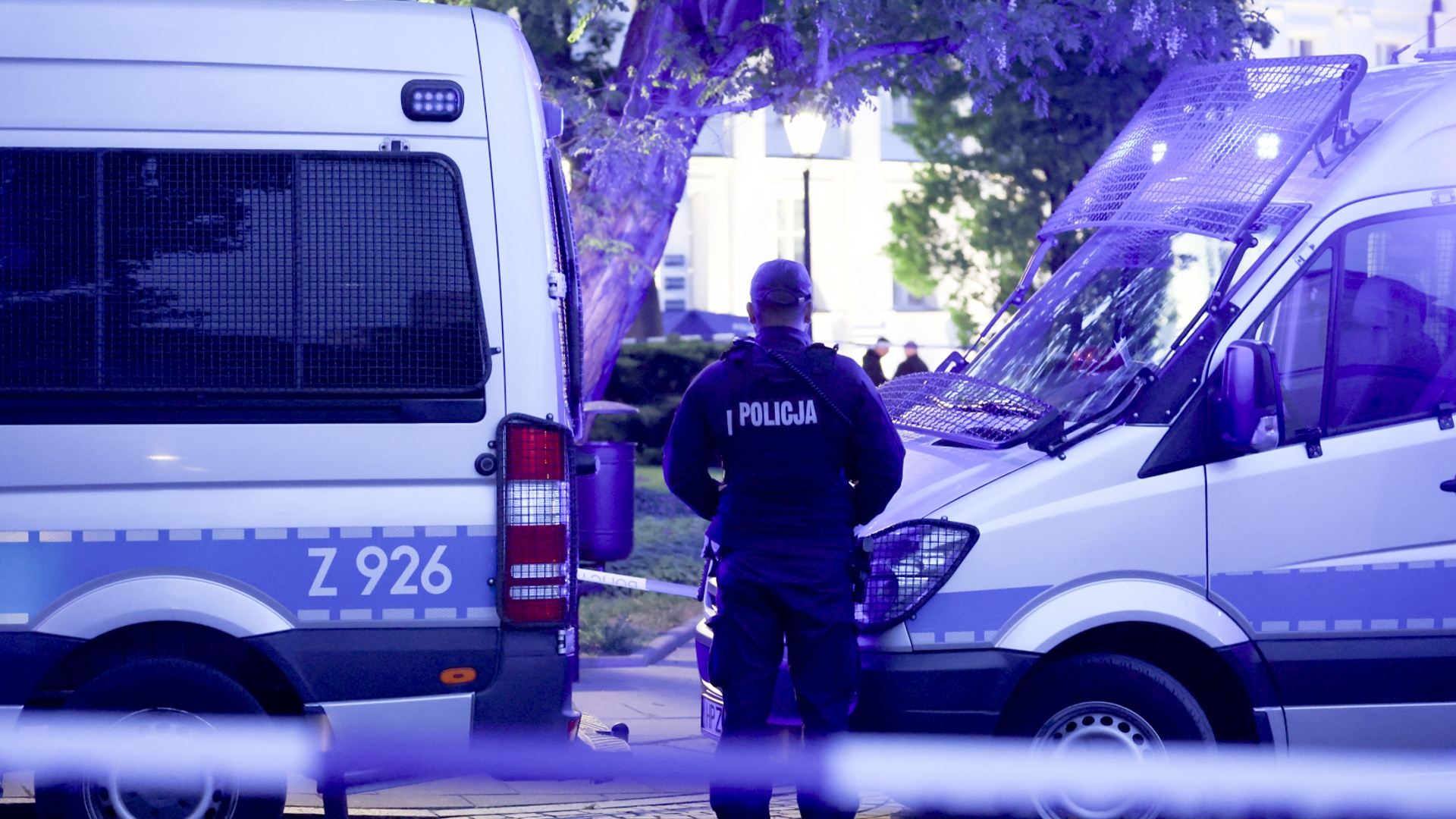 Мужчина напал на людей с топором в Варшавском университете Мужчина напал на людей с топором в Варшавском университете