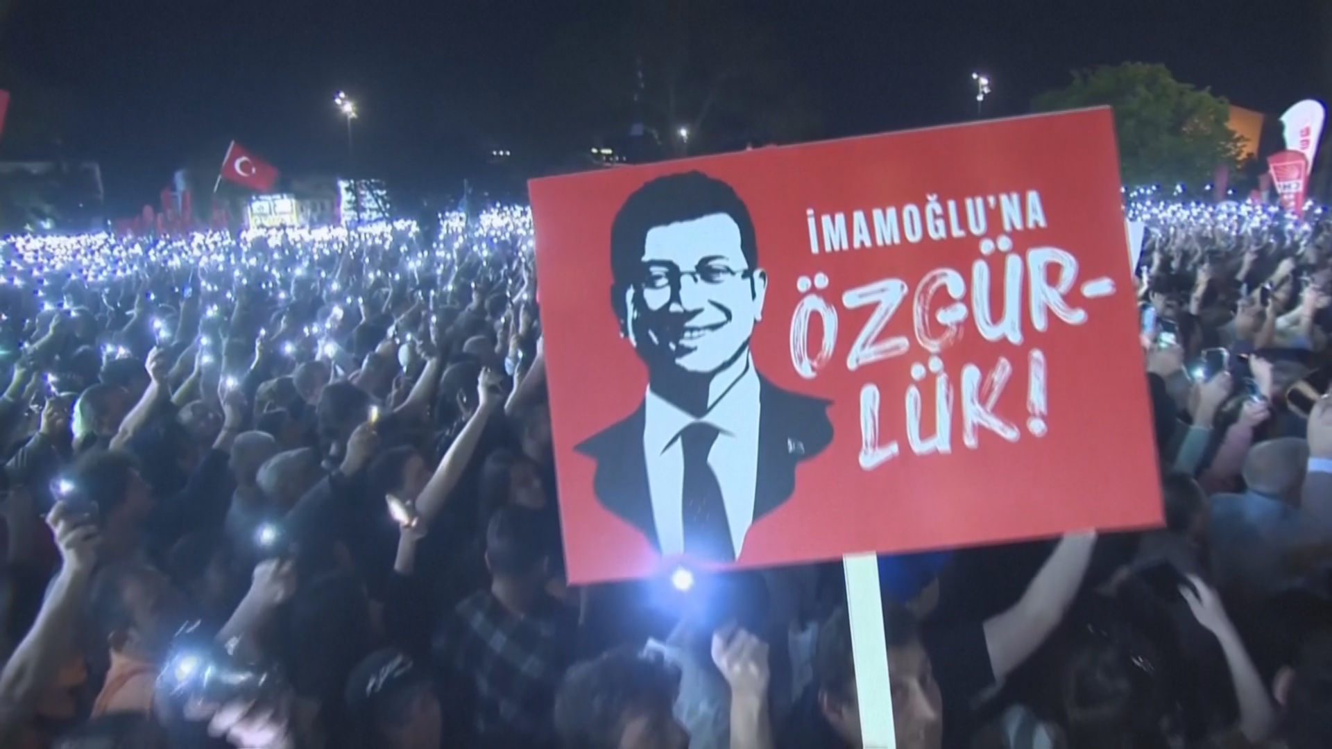 Тысячи сторонников турецкой оппозиции снова вышли на митинг в Стамбуле Тысячи сторонников турецкой оппозиции снова вышли на митинг в Стамбуле