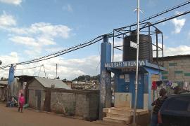 Подвешенный водопровод снабжает трущобы чистой водой