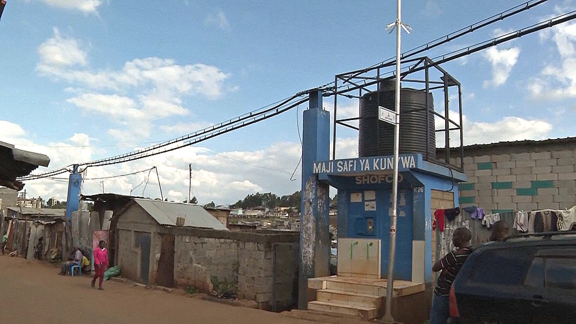 Подвешенный водопровод снабжает трущобы чистой водой