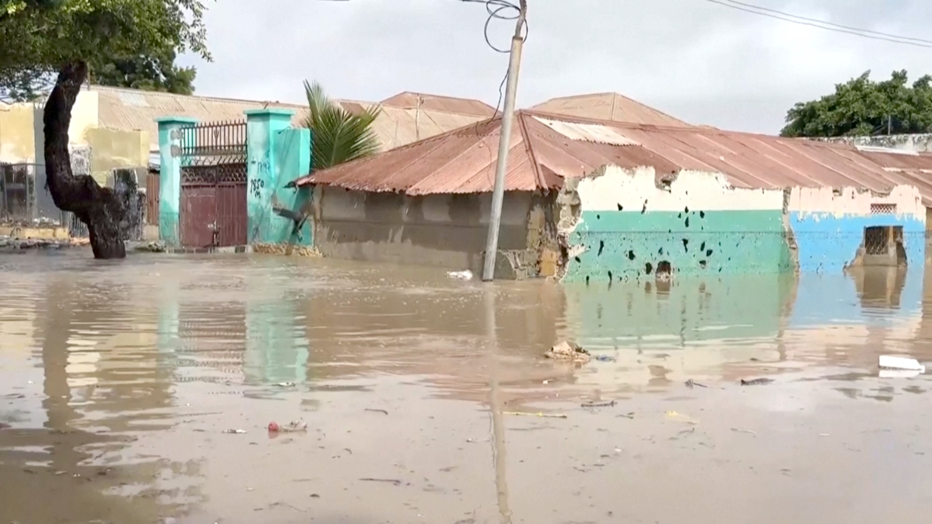 Наводнения сеют хаос в столице Сомали Наводнения сеют хаос в столице Сомали