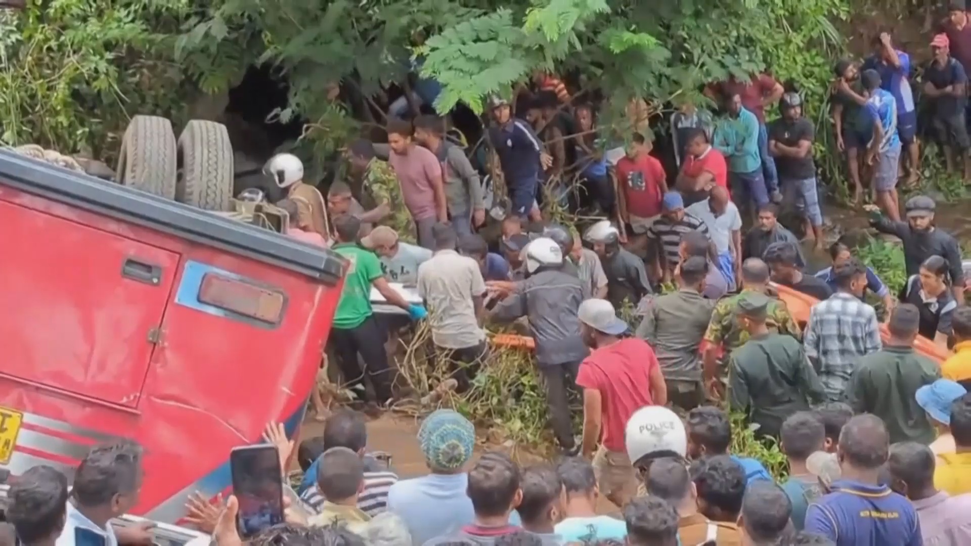 Автобус сорвался со скалы в Шри-Ланке: 21 погибший