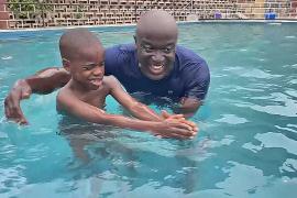 В Нигерии слепых детей учат плавать, разбивая стереотипы в обществе