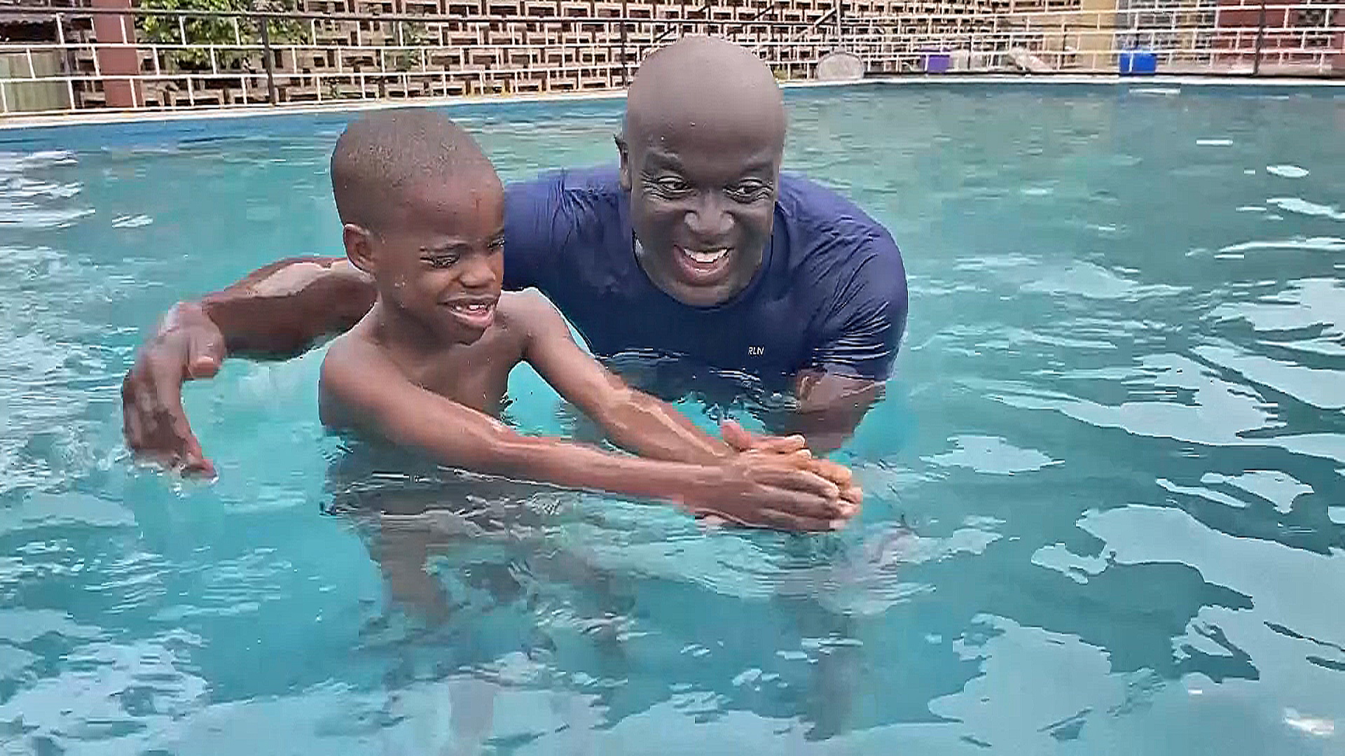 В Нигерии слепых детей учат плавать, разбивая стереотипы в обществе В Нигерии слепых детей учат плавать, разбивая стереотипы в обществе