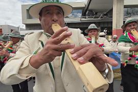 Более 3000 боливийцев сыграли на андских флейтах